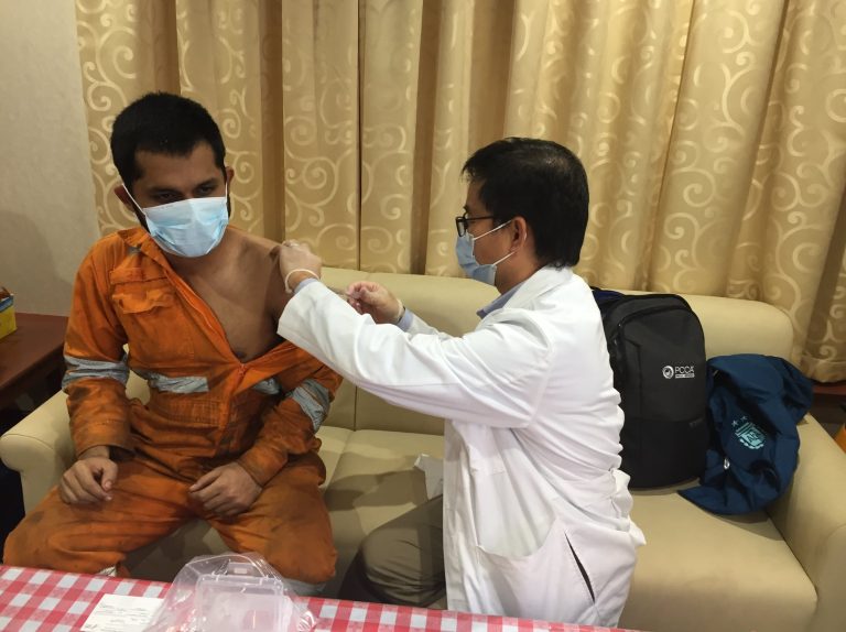 seafarer receiving vaccination