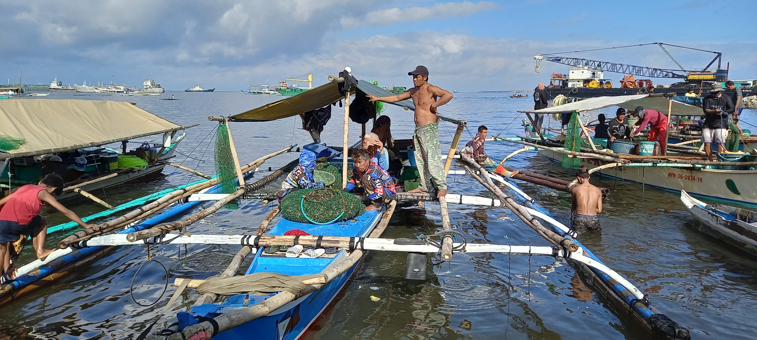 Working for minimum wage at biggest fish port in Philippine
