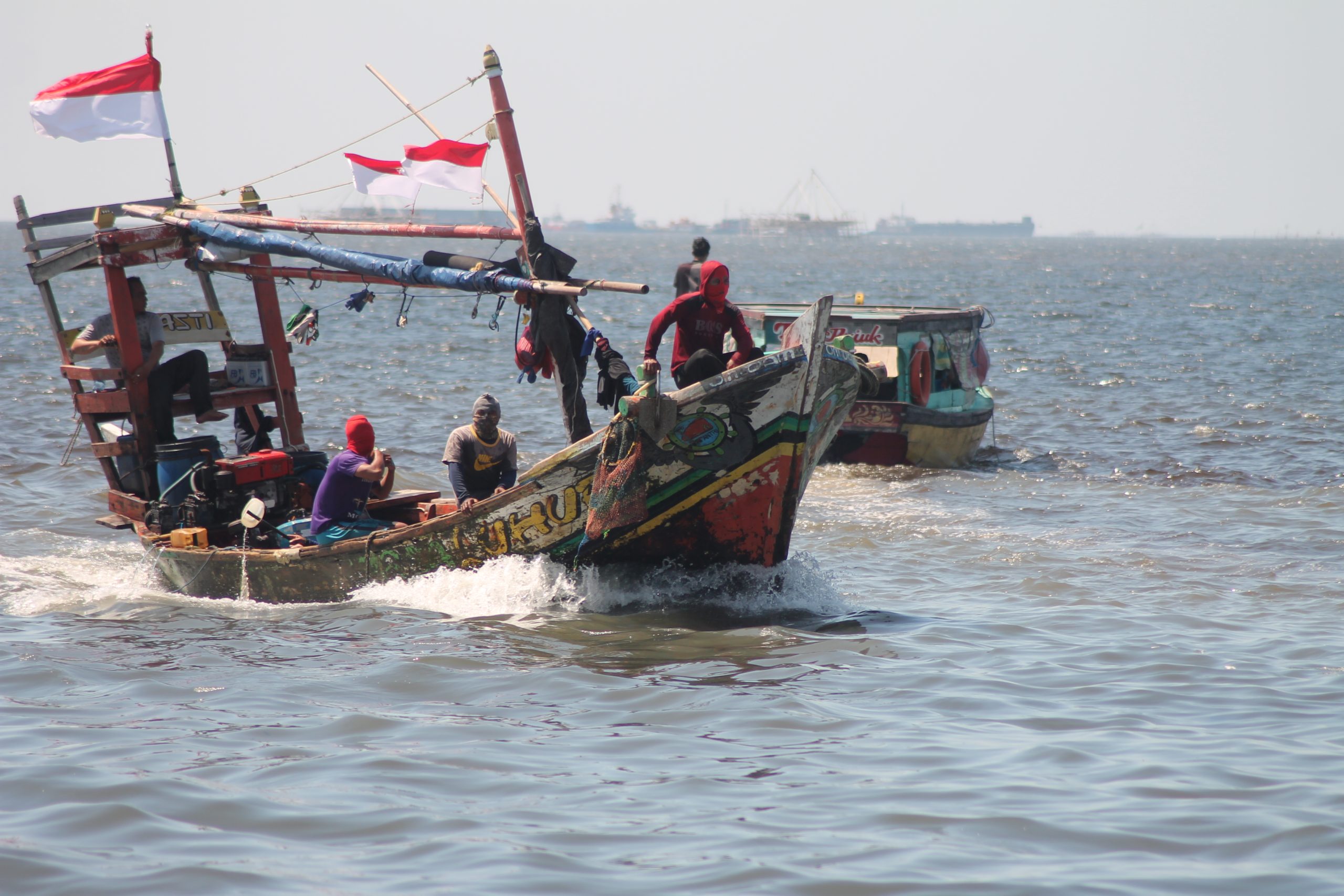 Indonesian fishermen find it difficult to make a living