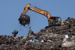 Mencari nafkah di Tempat Pembuangan Sampah Terbesar di Dunia