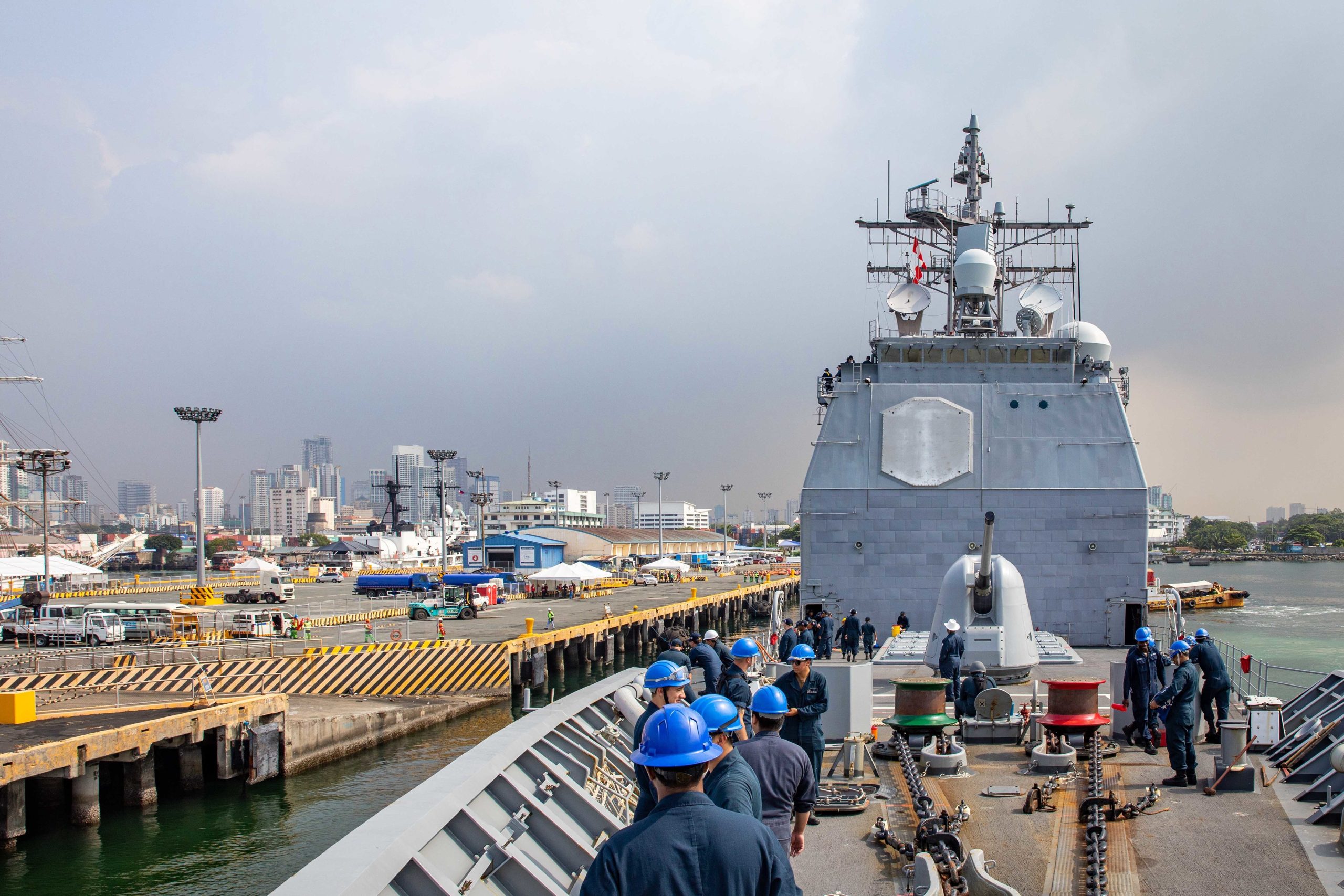 U.S. warship conducts port visit in Manila