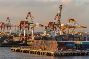 Filipino business groups oppose new port regulation