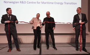 Konsernsjef i SINTEF og NHO-leder klipper rød snor