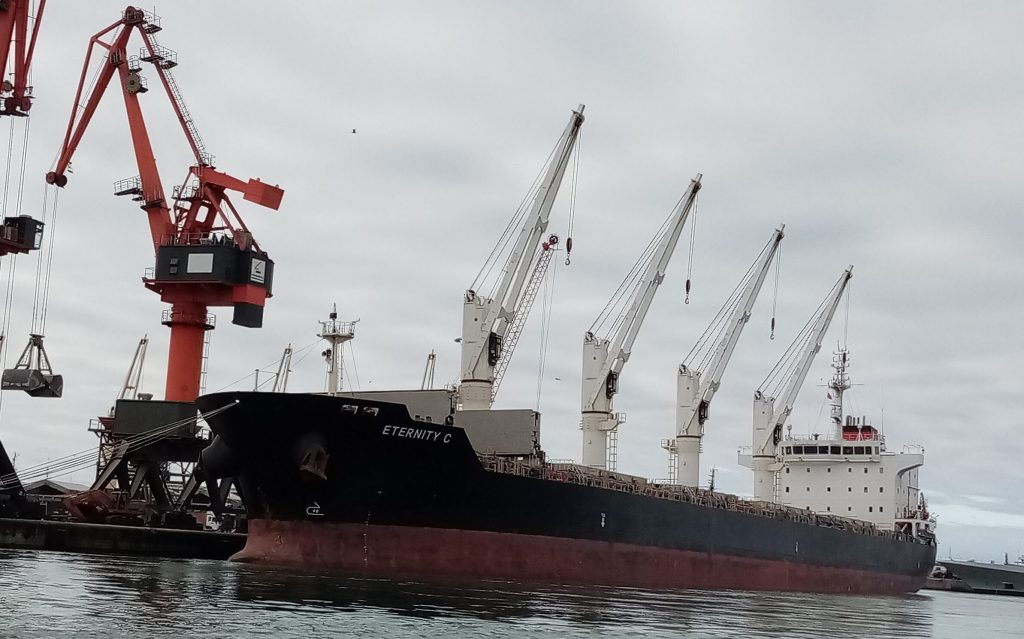 Greek ship attacked in Red Sea sinks: 4 dead, 7 rescued, 14 missing