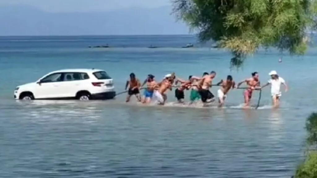 SUV Plunges Into Greek Sea, locals Form Human Chain To Save It