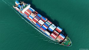 US strikes back at China's maritime trade with port fee – DW – 03/10/2025